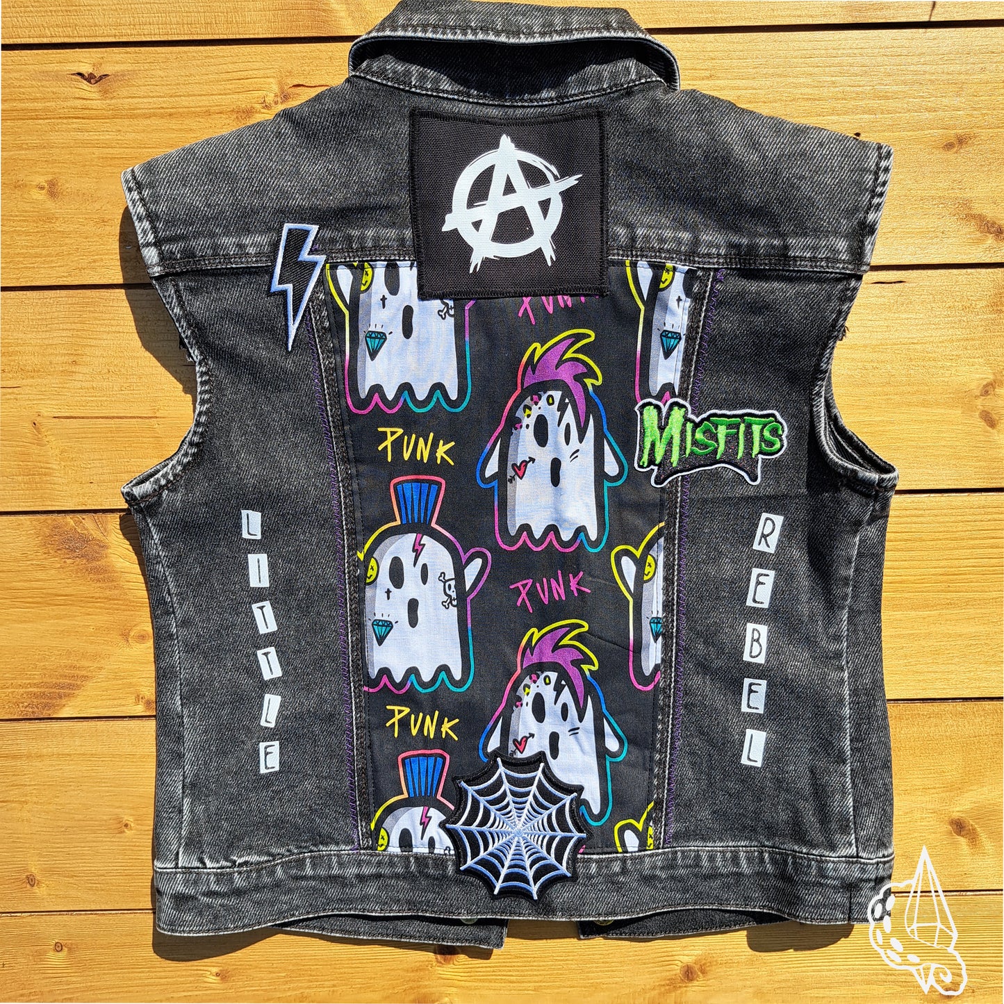 Veste customisée à patchs "Punk Ghosts". Taille 8 ans.