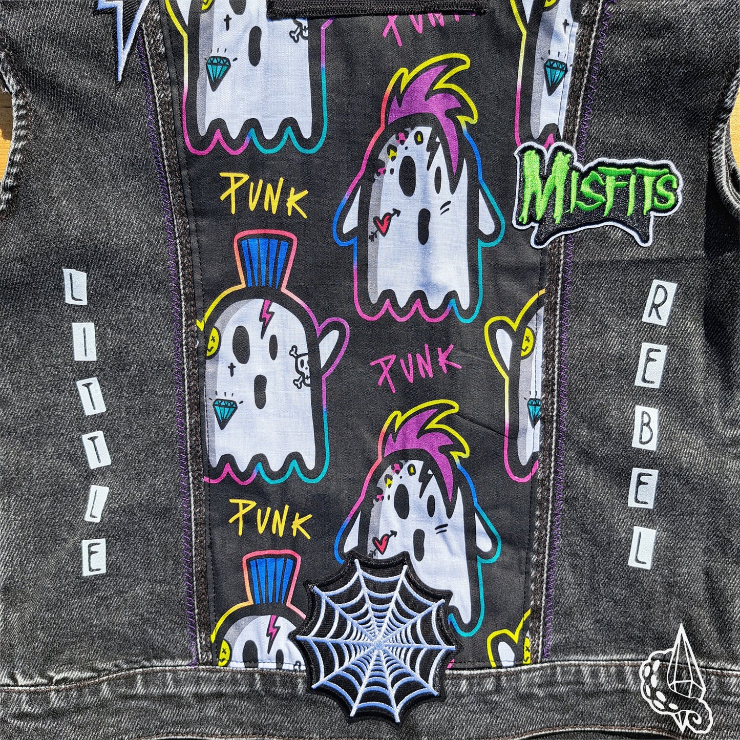 Veste customisée à patchs "Punk Ghosts". Taille 8 ans.