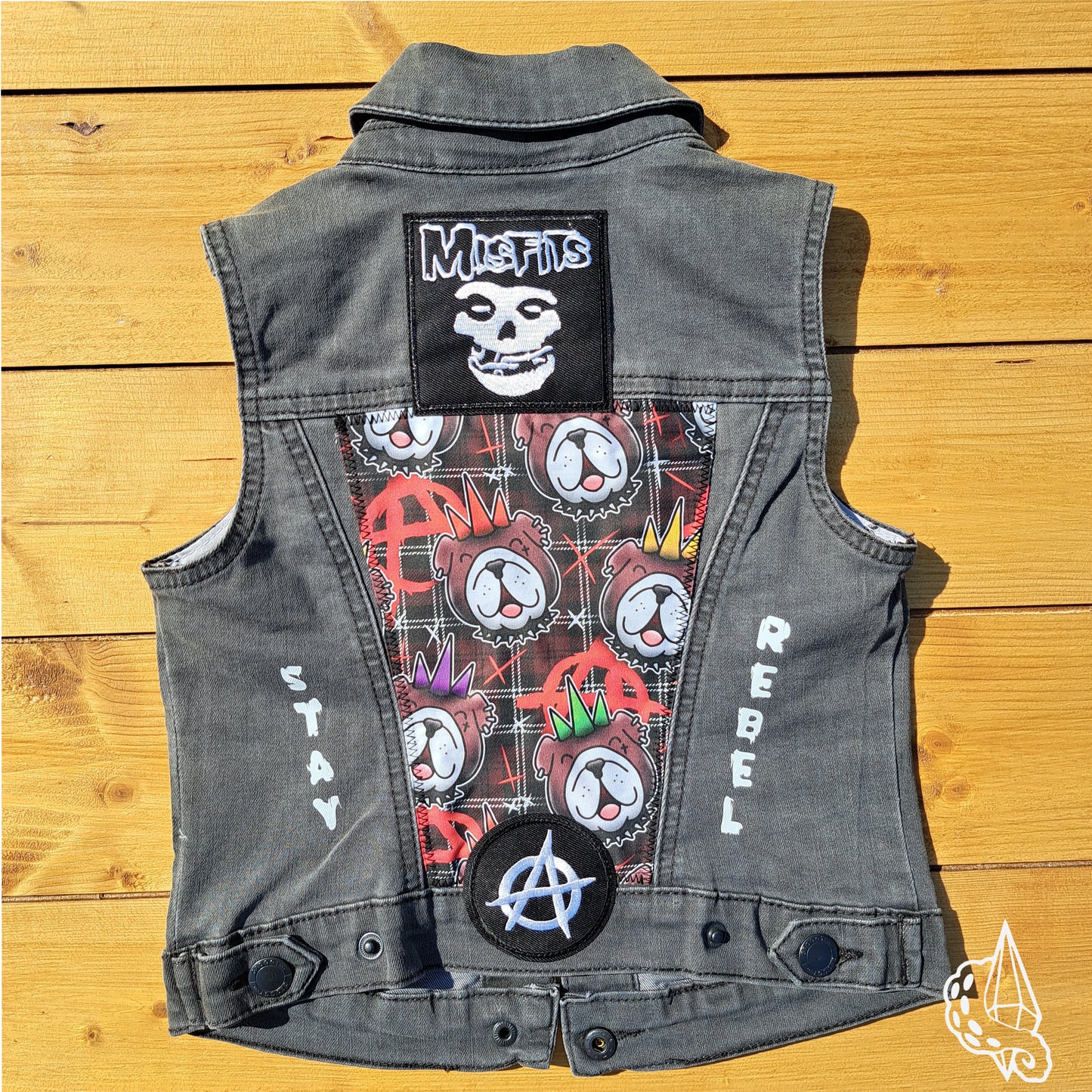 Veste customisée à patchs "Stay Rebel". Taille 7 ans.