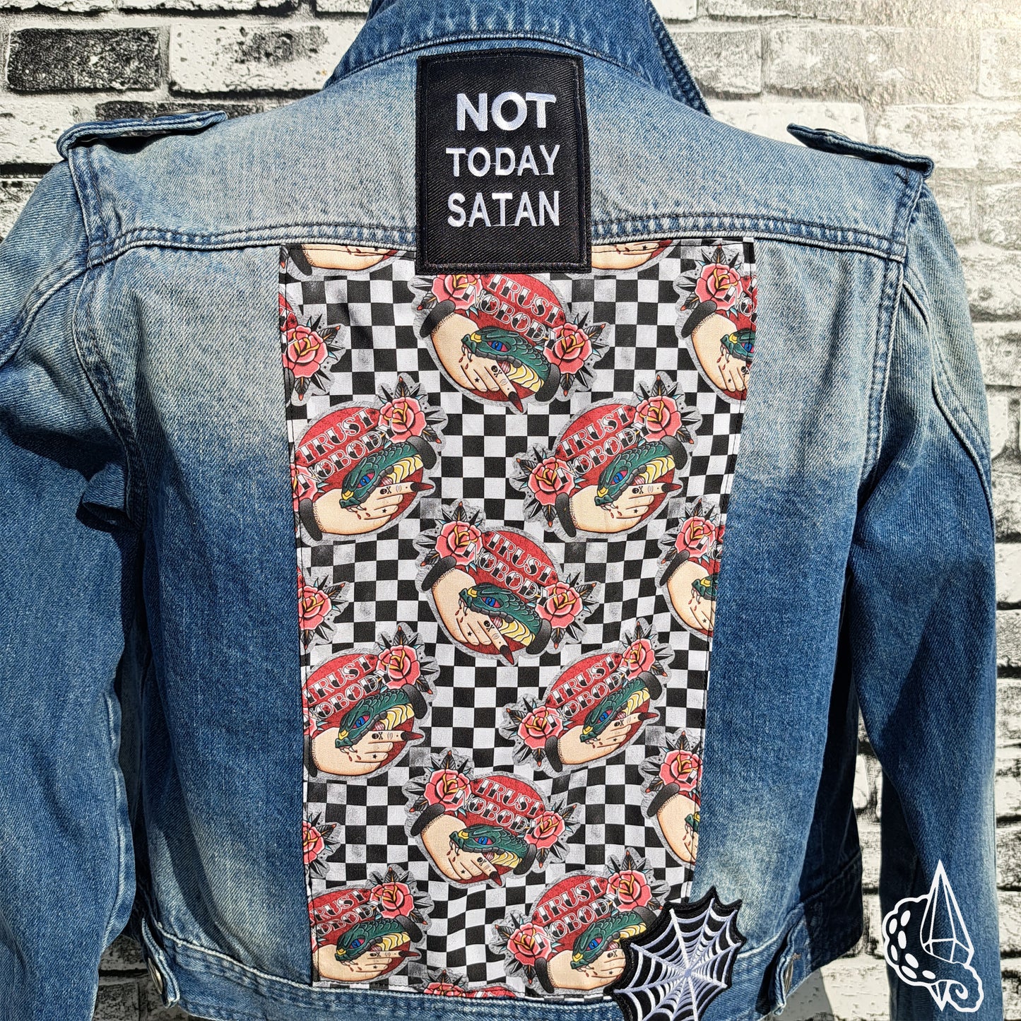 Veste style perfecto, customisée à patchs "Trust Nobody" avec clous. Taille L.