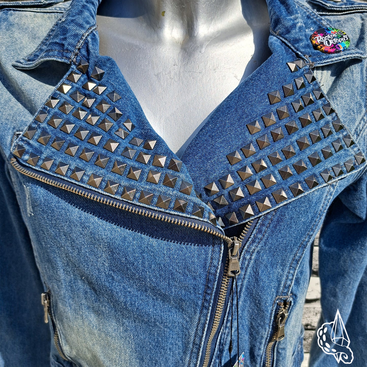 Veste style perfecto, customisée à patchs "Trust Nobody" avec clous. Taille L.