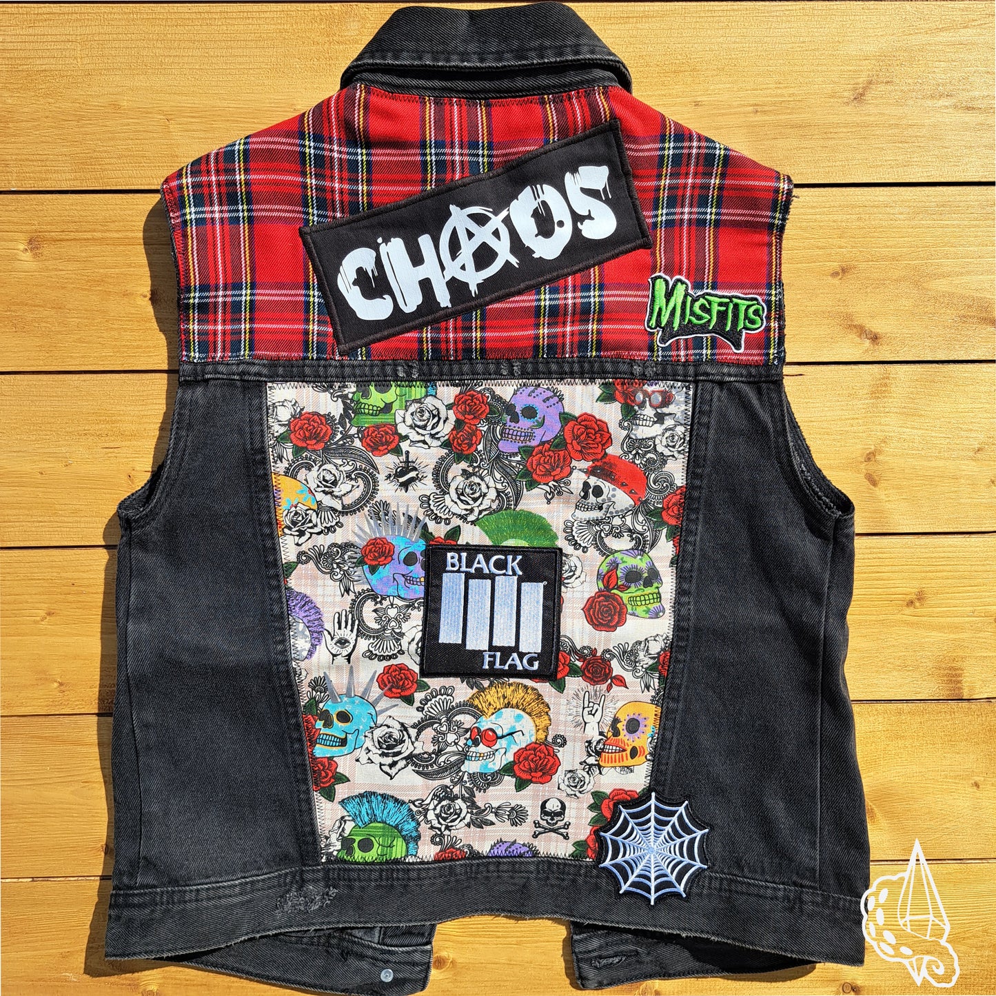 Veste en Jean customisée à patchs "Chaos". Taille XS