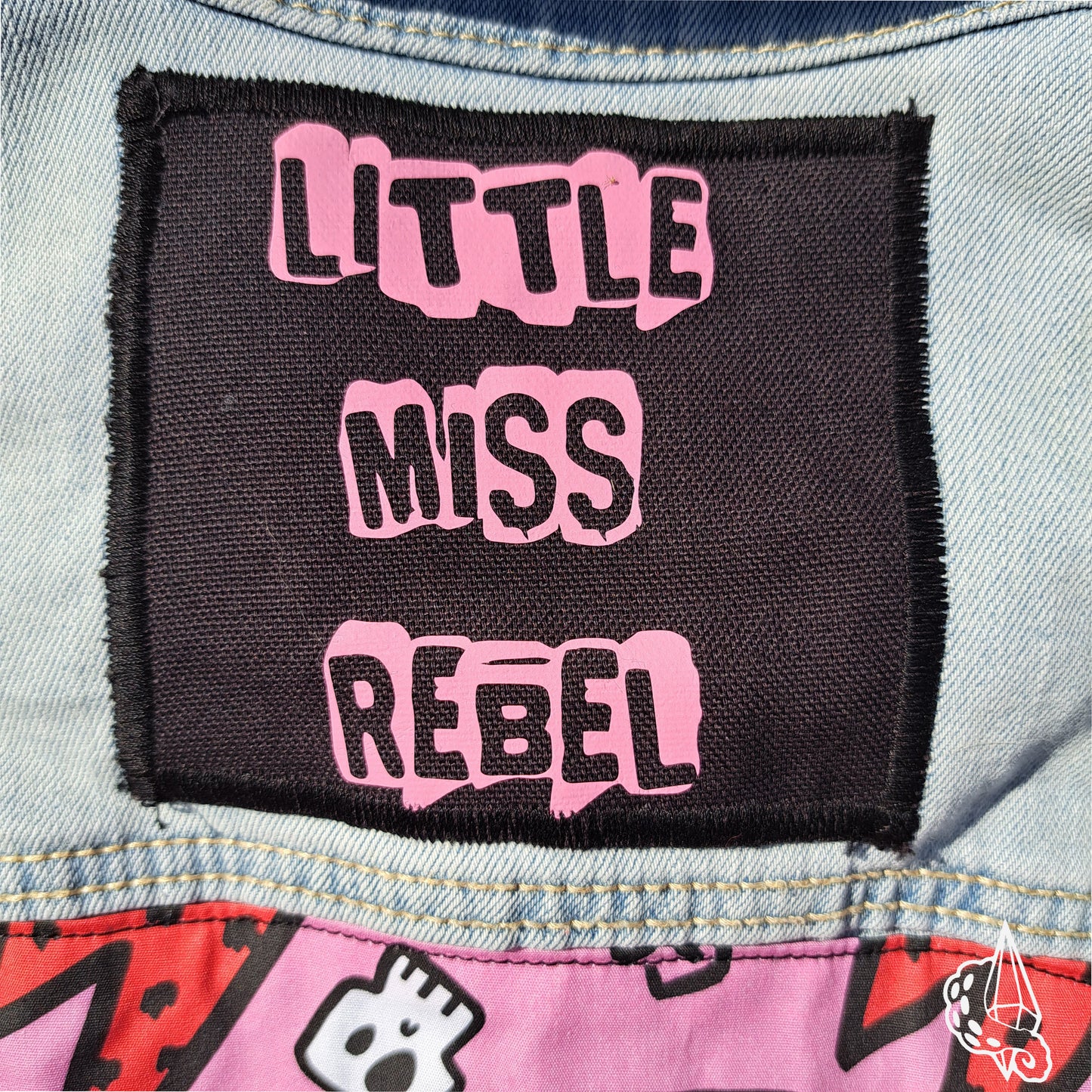 Veste customisée à patchs "Little Miss Rebel". Taille 13-14 ans.