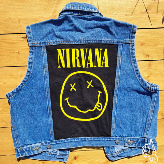 Upcycling/ Veste en jean customisée sans manches "Nirvana". Taille XS