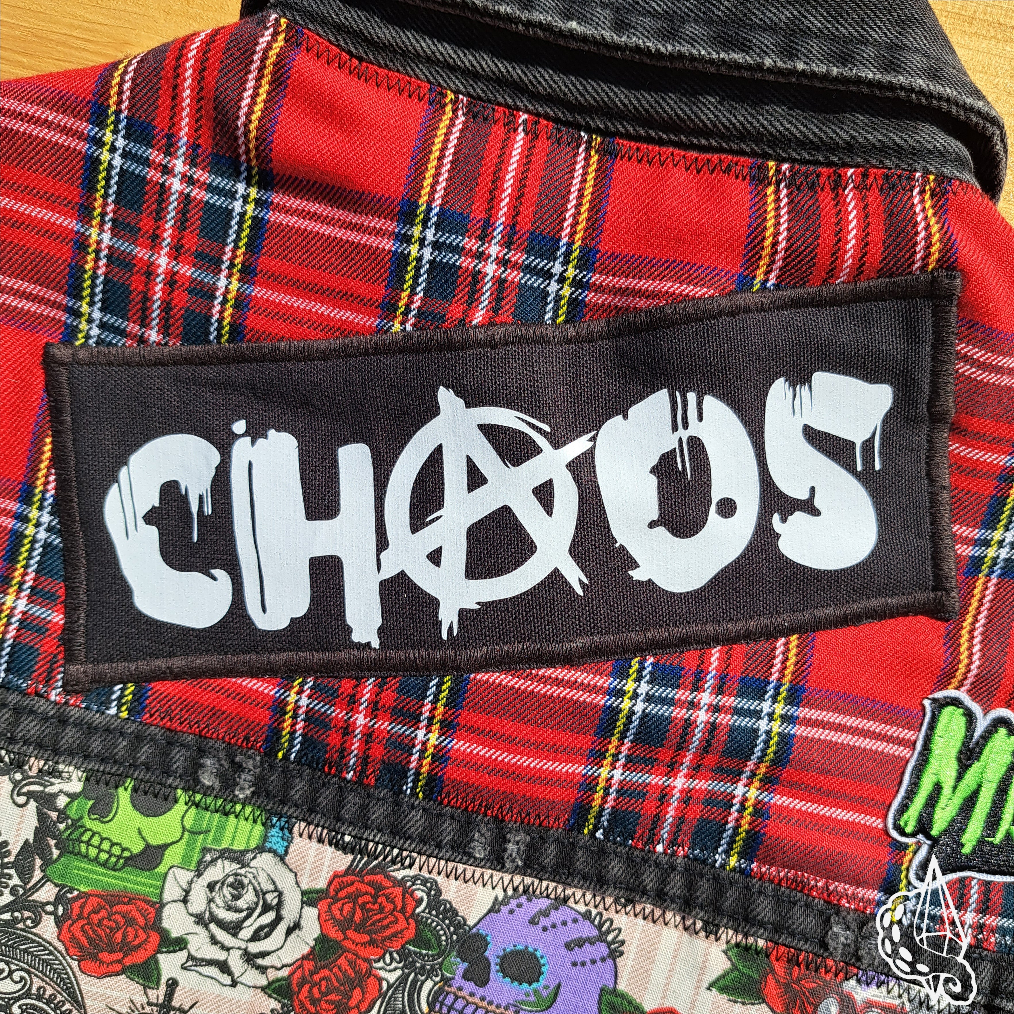 Veste en Jean customisée à patchs "Chaos". Taille XS