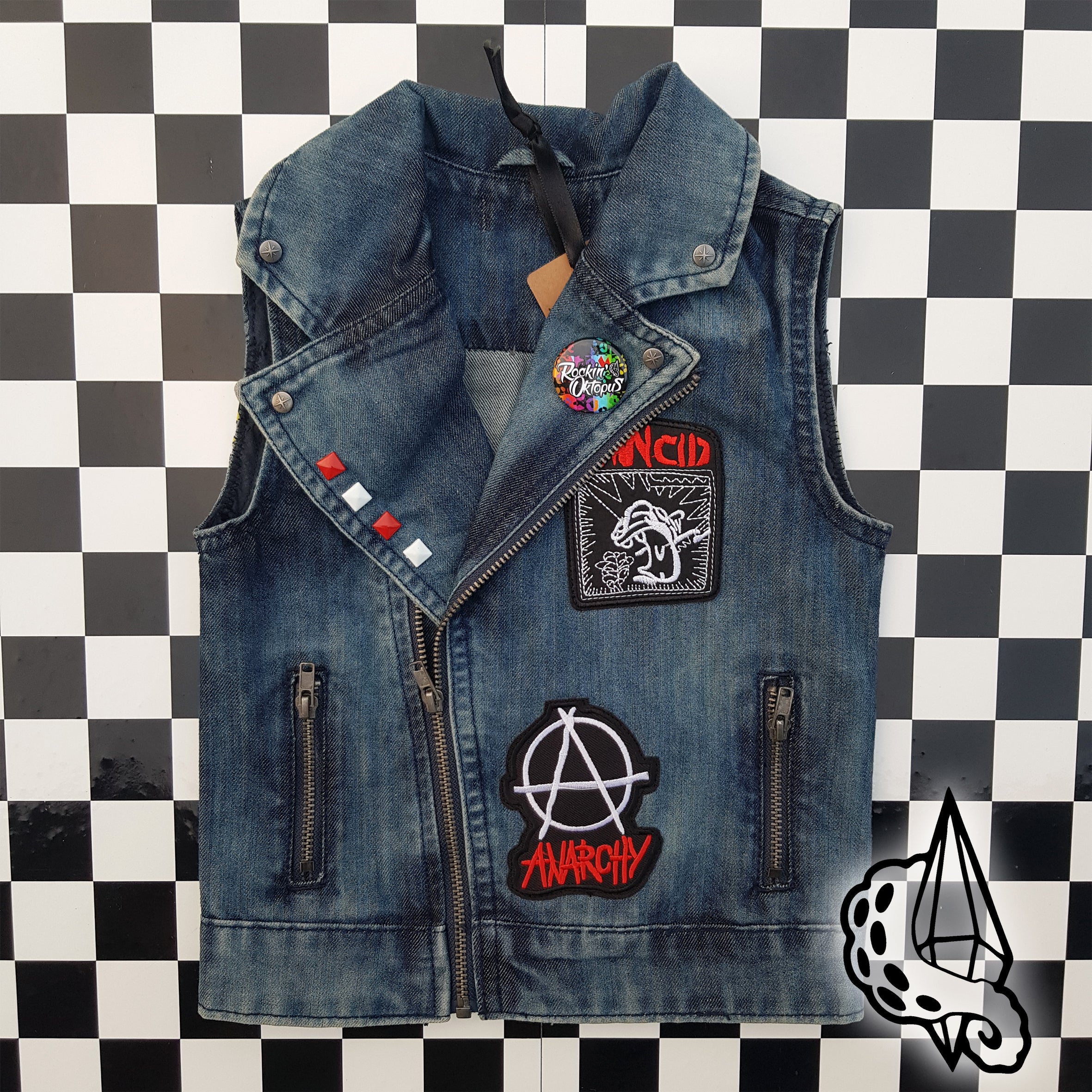 Upcycling/ Veste en jean "perfecto" customisée, "Punk Anarchy", TAILLE 5 ANS